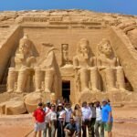 Grupo de viajeros posando en la explanada del Gran Templo de Abu Simbel