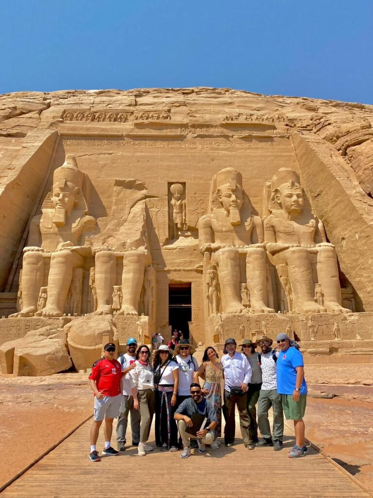 Grupo de viajeros posando en la explanada del Gran Templo de Abu Simbel