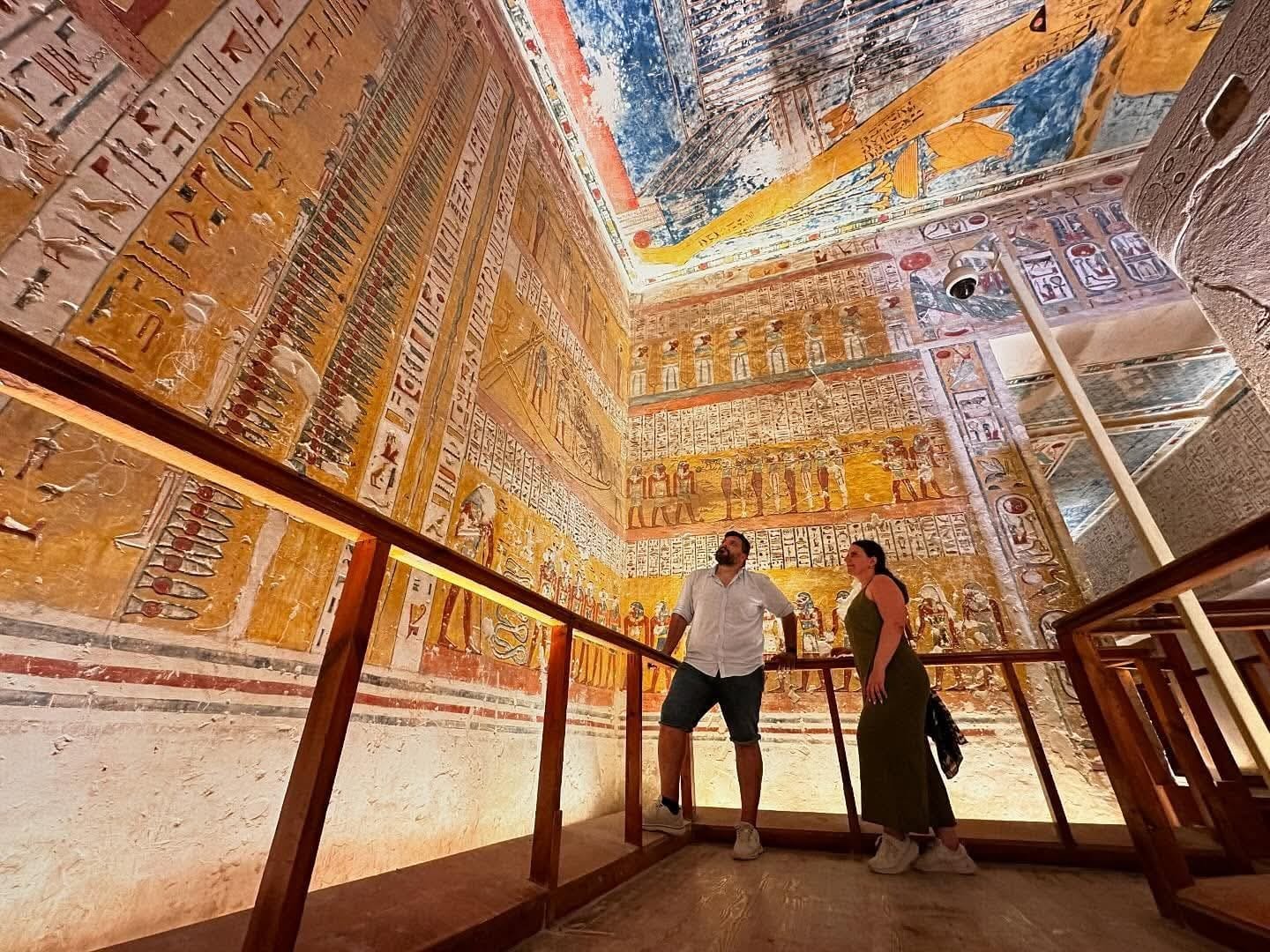Viajeros dentro de una tumba del Valle de los Reyes en su viaje con Explora Egipto