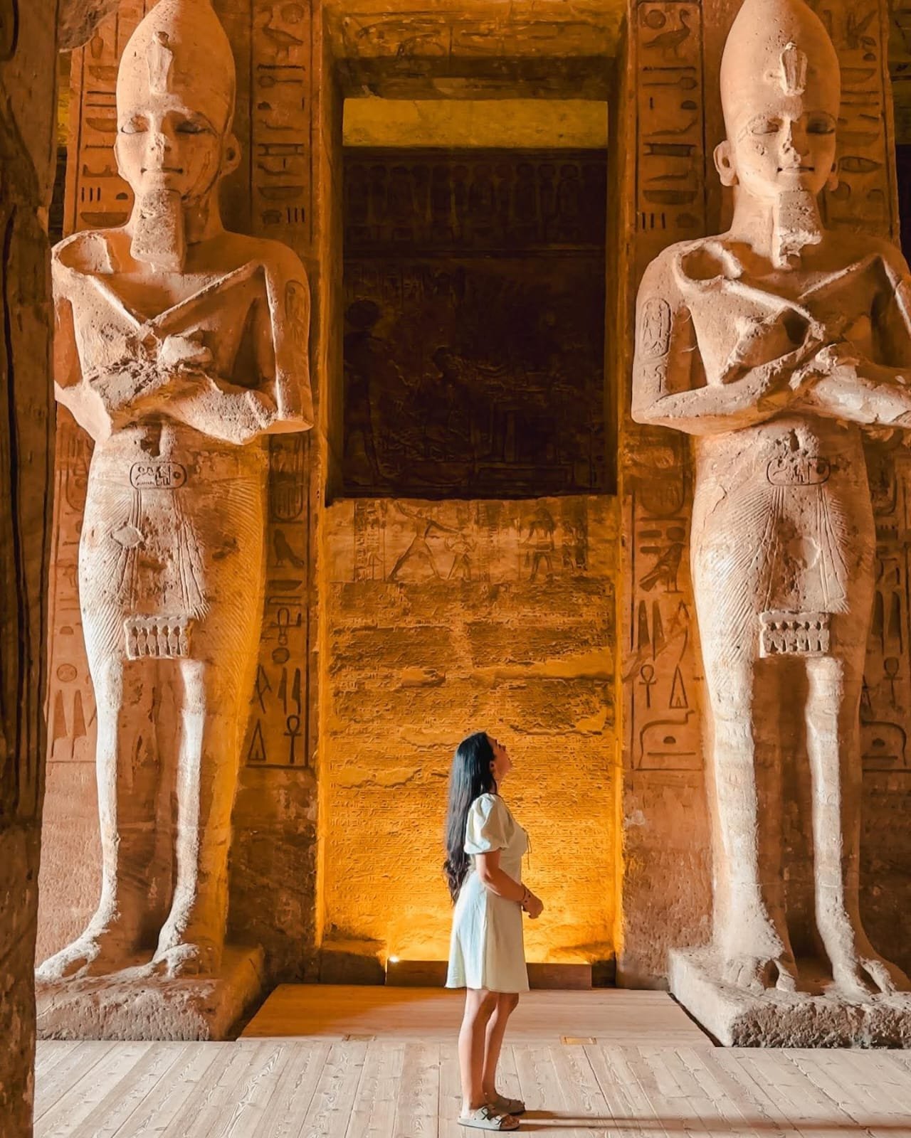 Viajera frente a los colosos del templo de Abu Simbel