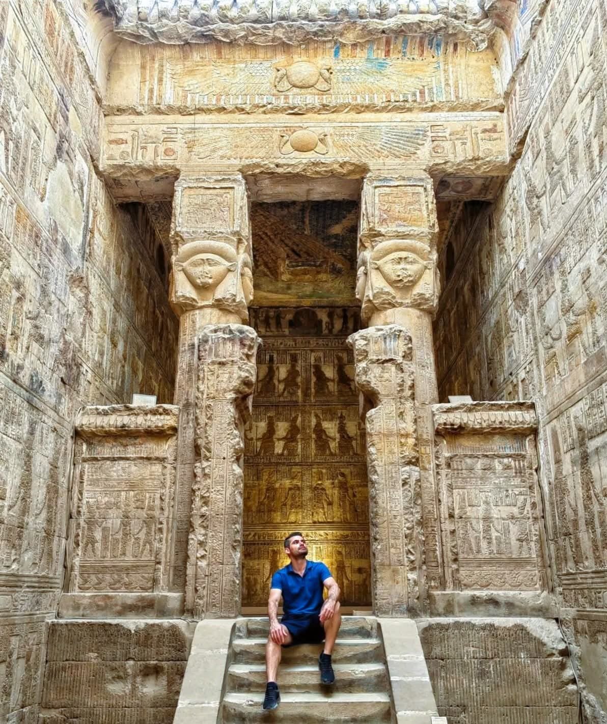 Nuestro guía en el templo de Dendera durante un tour