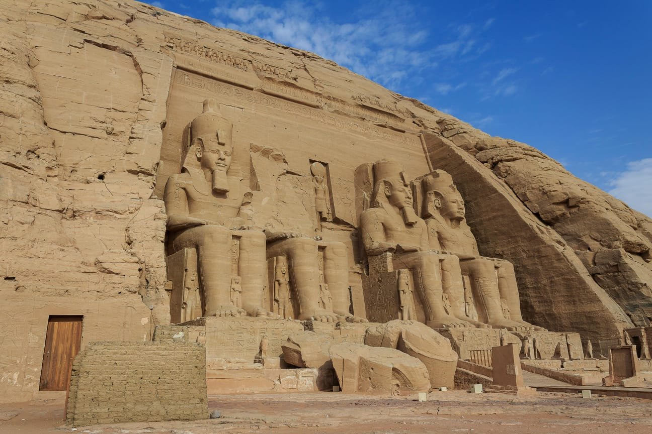 Fachada del Gran Templo de Abu Simbel con las cuatro estatuas colosales de Ramsés II