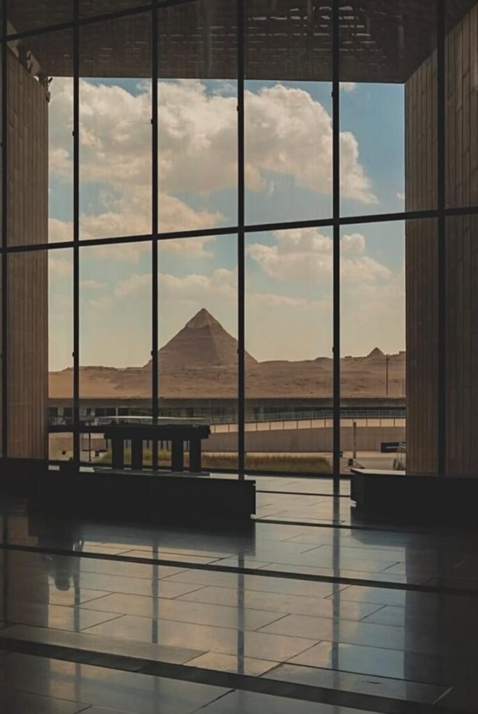 Las pirámides de Giza vistas a través del gran ventanal del Gran Museo Egipcio
