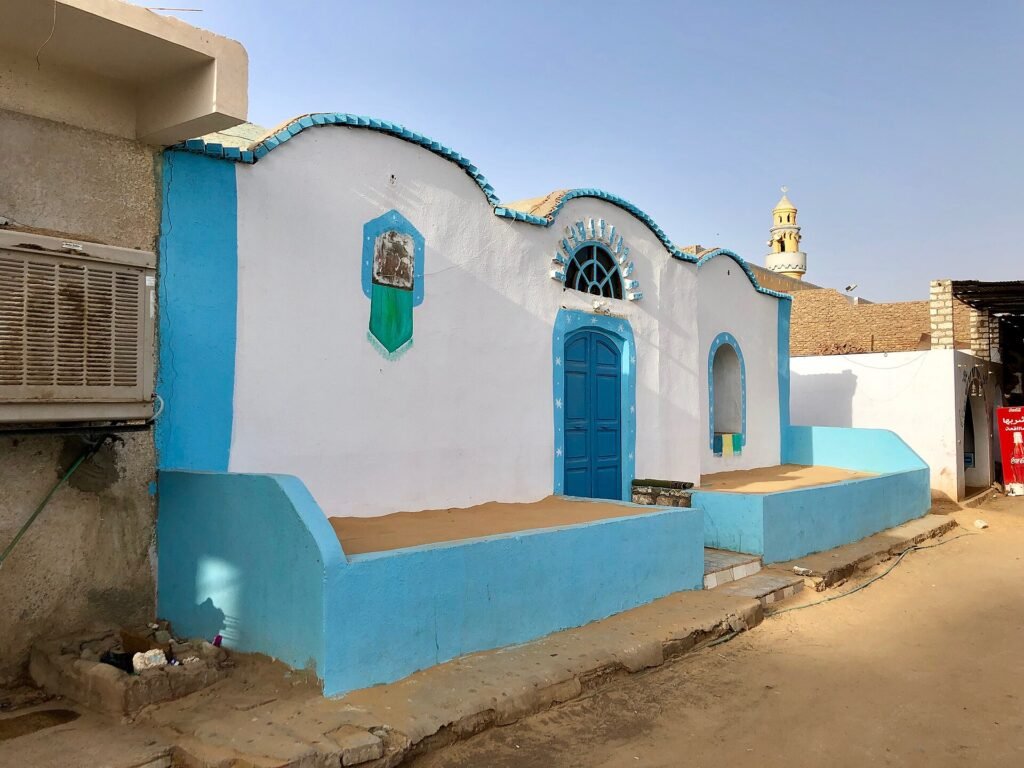 Casa nubia tradicional de fachada azul y blanca en una aldea de Asuan, Egipto