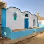 Casa nubia tradicional de fachada azul y blanca en una aldea de Asuan, Egipto