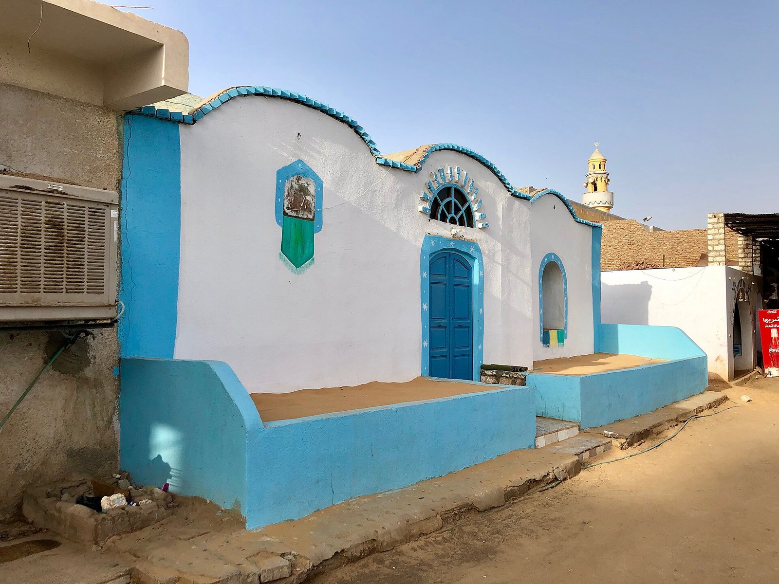 Casa nubia tradicional de fachada azul y blanca en una aldea de Asuan, parada de la excursion en faluca, Egipto