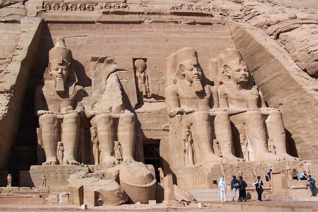 Gran Templo de Abu Simbel con los colosos sentados de Ramses II tallados en la roca, piedra dorada bajo cielo despejado, monumento iconico de Egipto