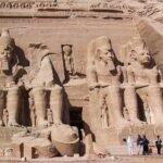 Gran Templo de Abu Simbel con los colosos sentados de Ramses II tallados en la roca, piedra dorada bajo cielo despejado, monumento iconico de Egipto
