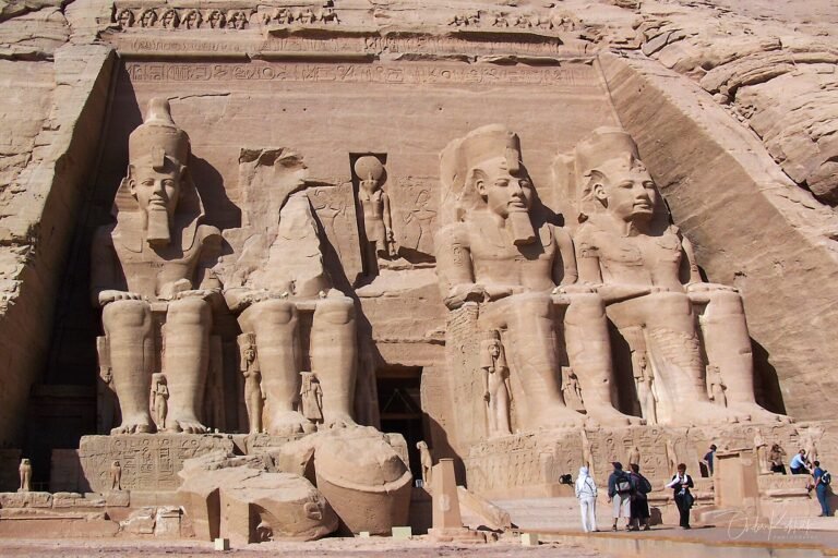 Gran Templo de Abu Simbel con los colosos sentados de Ramses II tallados en la roca, piedra dorada bajo cielo despejado, monumento iconico de Egipto