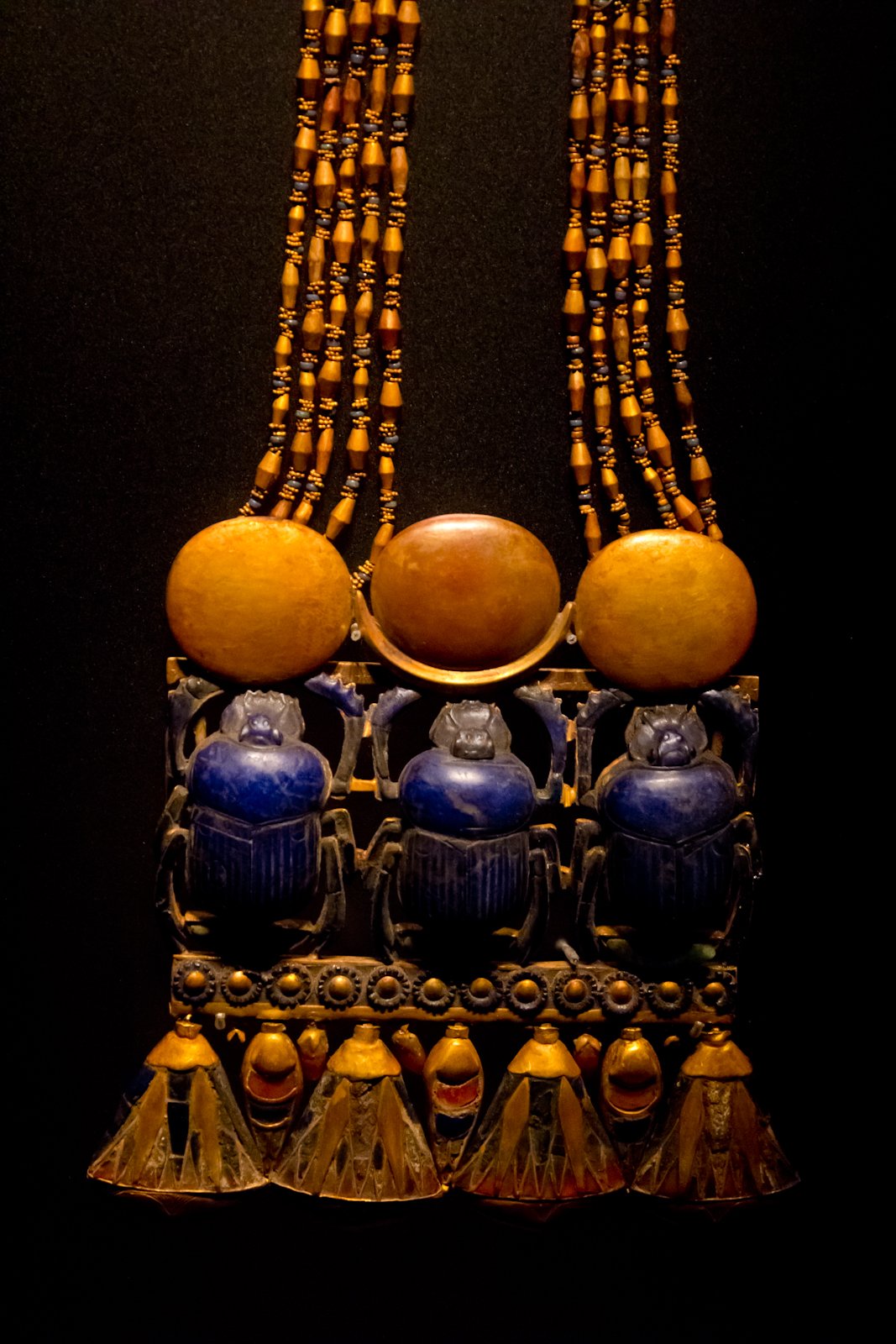 Pectoral del antiguo Egipto con tres escarabajos de lapislazuli y discos dorados sobre cadenas de cuentas, joya premium que evoca lujo faraonico