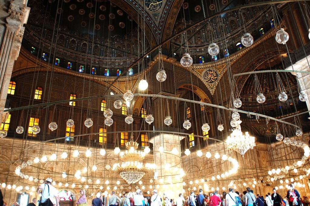 Interior de la mezquita de Muhammad Ali en la Ciudadela de Saladino en El Cairo Egipto con anillos de lamparas de cristal cupulas y vidrieras