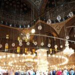 Interior de la mezquita de Muhammad Ali en la Ciudadela de Saladino en El Cairo Egipto con anillos de lamparas de cristal cupulas y vidrieras