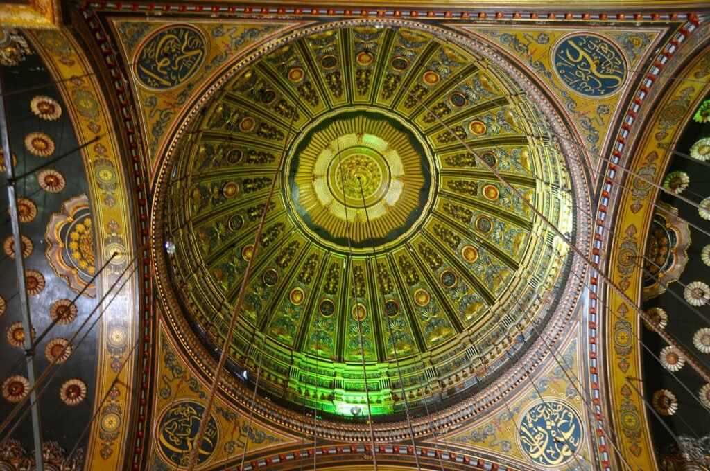 Detalle de la cupula central pintada en verde y oro con caligrafia islamica de la mezquita de Muhammad Ali en la Ciudadela de El Cairo Egipto
