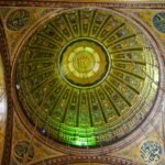 Detalle de la cupula central pintada en verde y oro con caligrafia islamica de la mezquita de Muhammad Ali en la Ciudadela de El Cairo Egipto
