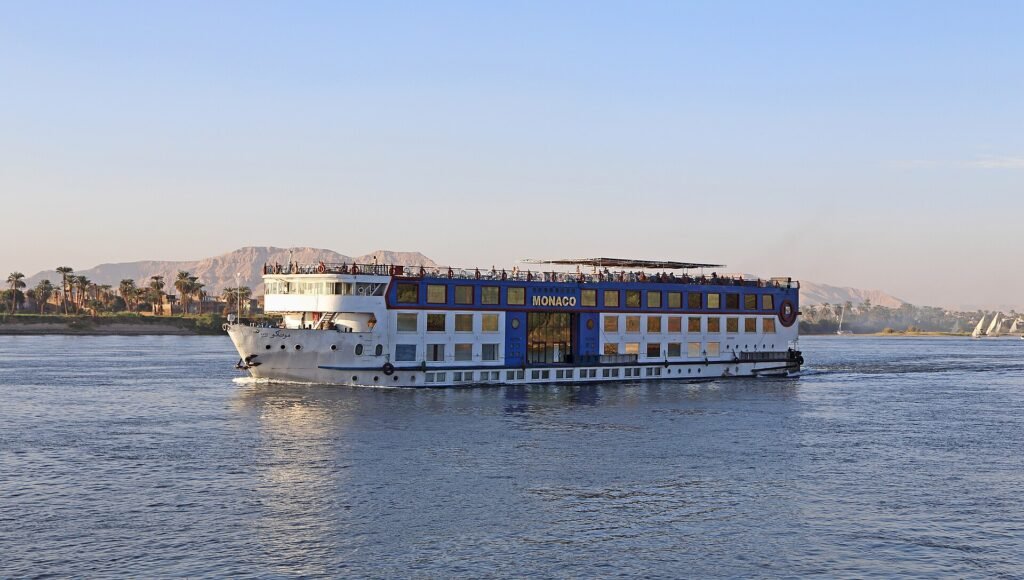 Crucero de lujo Monaco navegando el Nilo entre Luxor y Asuan, Egipto