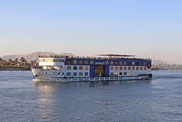 Crucero de lujo Monaco navegando el Nilo entre Luxor y Asuan, Egipto