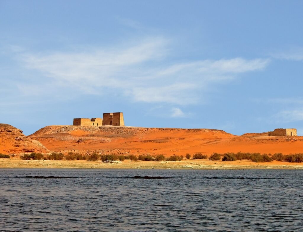 Crucero por el lago Nasser en el sur de Egipto con un templo nubio sobre las dunas anaranjadas cerca de Abu Simbel