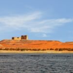 Crucero por el lago Nasser en el sur de Egipto con un templo nubio sobre las dunas anaranjadas cerca de Abu Simbel