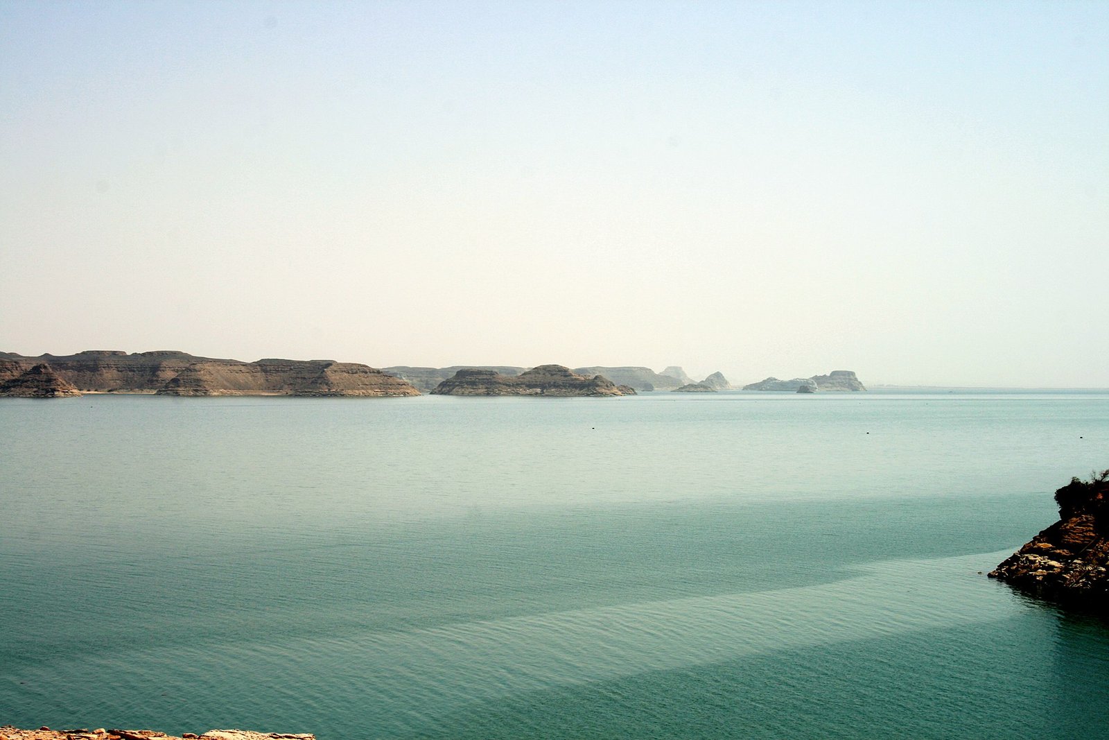 Crucero por el Nilo amarrado en Luxor con cubierta superior y piscina