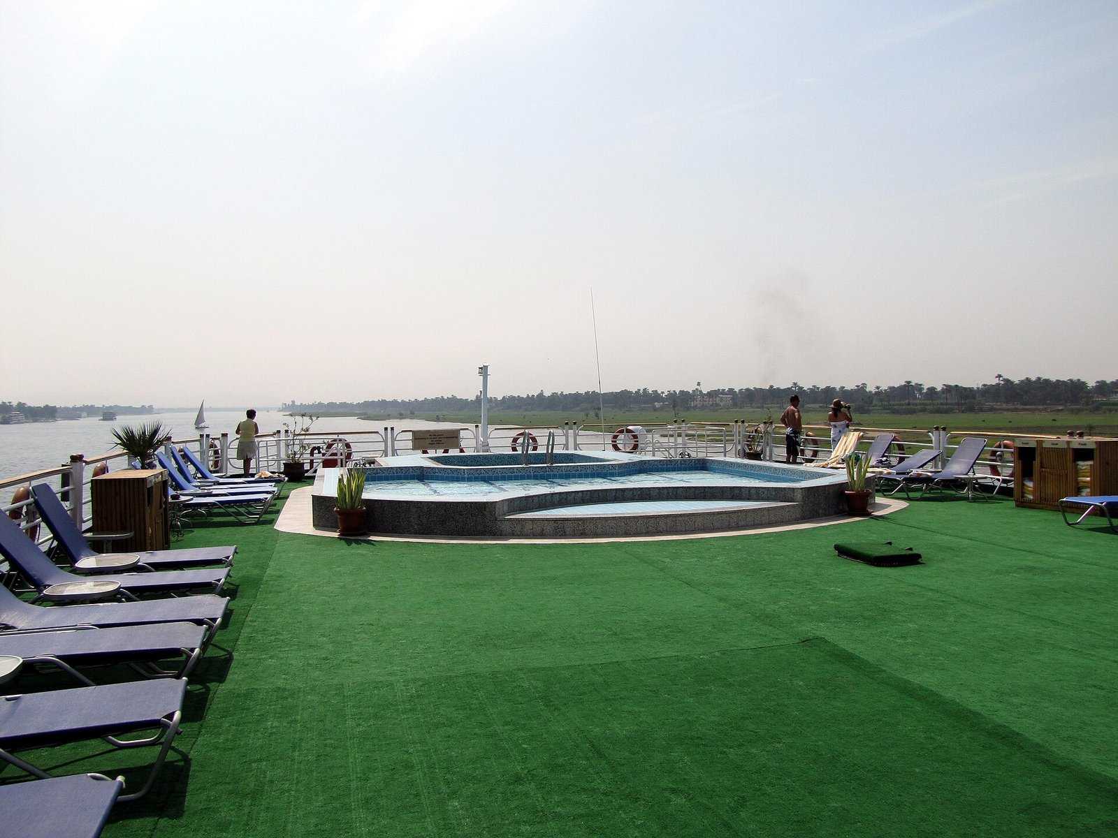 Cubierta con piscina de un crucero por el Nilo, alojamiento todo incluido en los paquetes a Egipto