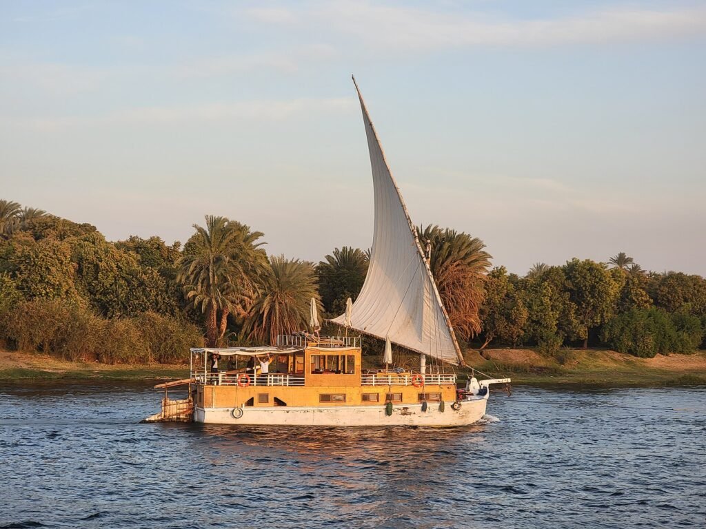 Crucero por el Nilo navegando entre Luxor y Asuán