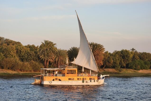 Crucero por el Nilo navegando entre Luxor y Asuan