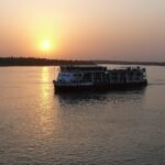 Crucero por el Nilo navegando al atardecer, Egipto