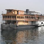 Barco crucero clasico de madera navegando por el rio Nilo en Egipto durante un crucero por el Nilo