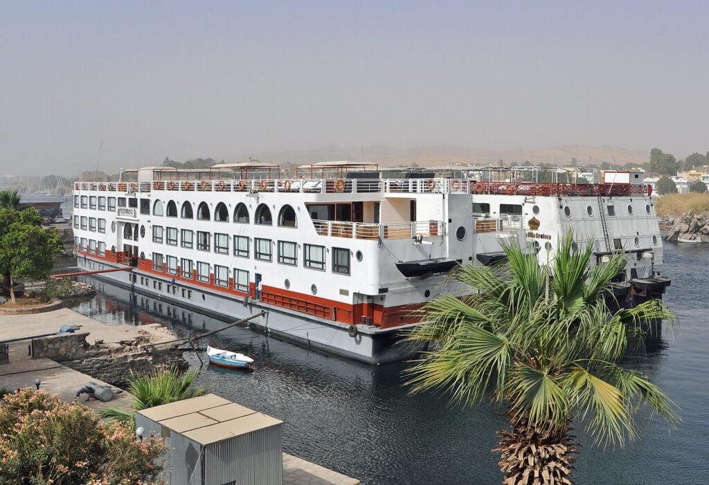 Barco de crucero blanco de varias cubiertas amarrado en la orilla del Nilo en Egipto
