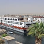 Barco de crucero blanco de varias cubiertas amarrado en la orilla del Nilo en Egipto