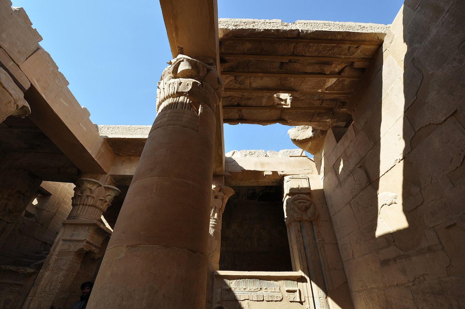 Pueblo nubio de colores a orillas del Nilo en Asuan, Egipto