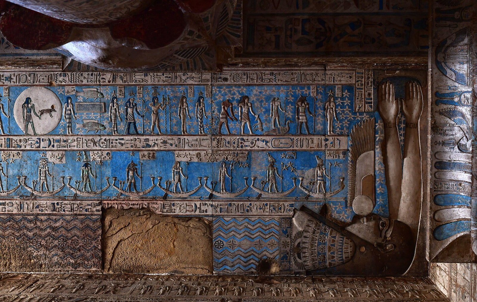 Relieve astronomico del techo de Dendera en azul intenso, con filas de dioses, jeroglificos y barcas celestes que representan el calendario del antiguo Egipto