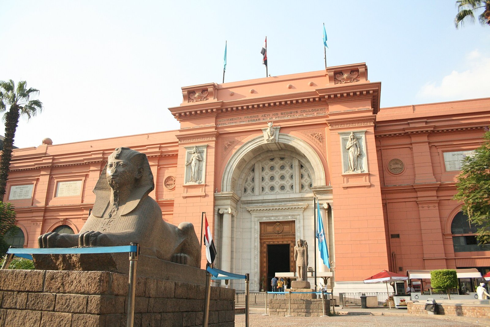 Entrada a una tumba real en el Valle de los Reyes, orilla oeste de Luxor, Egipto