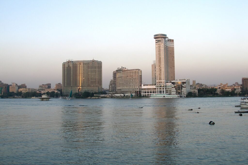 Panorama del horizonte de El Cairo con sus rascacielos junto al amplio rio Nilo al atardecer