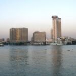 Panorama del horizonte de El Cairo con sus rascacielos junto al amplio rio Nilo al atardecer