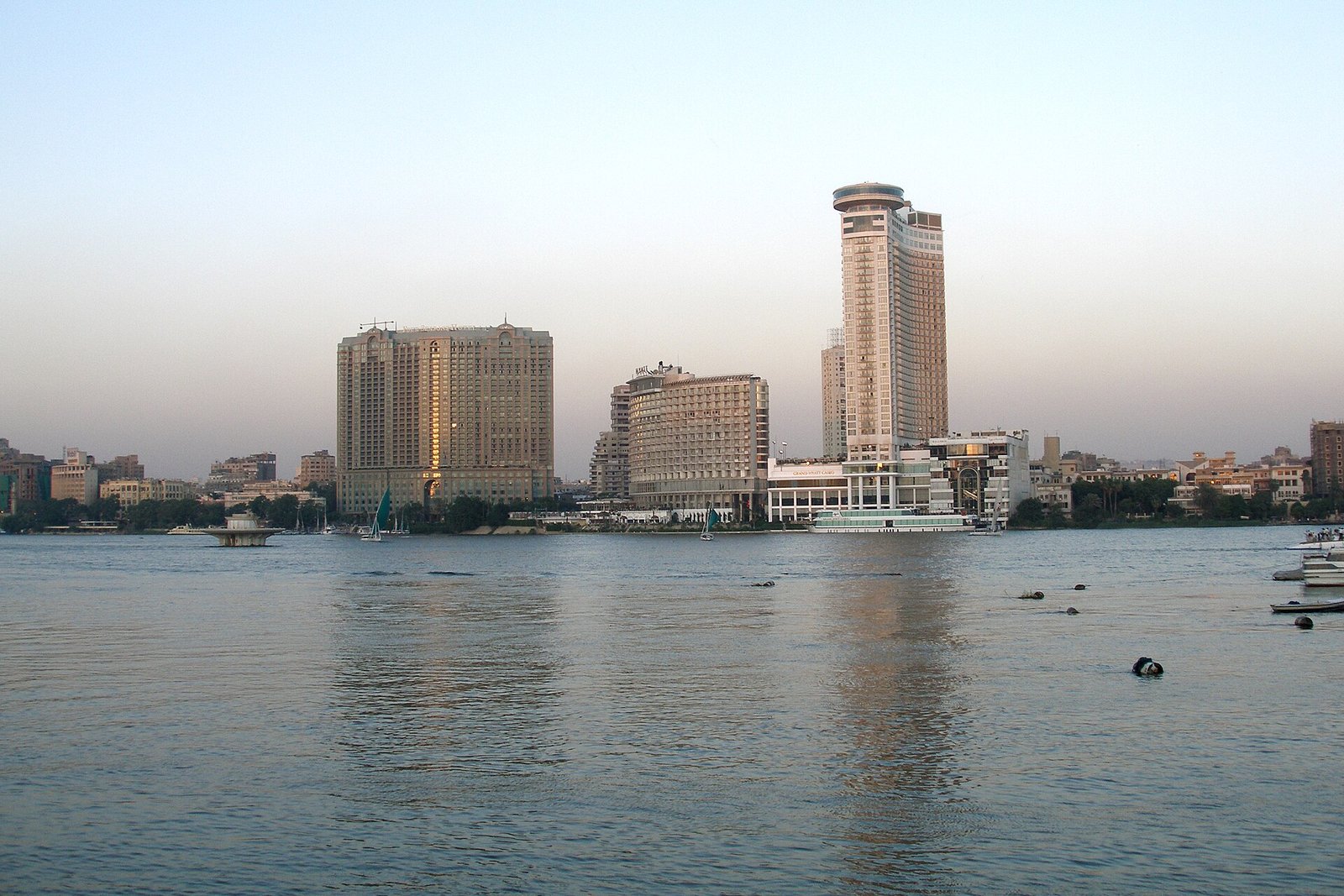 Panorama del horizonte de El Cairo con sus rascacielos junto al amplio rio Nilo al atardecer