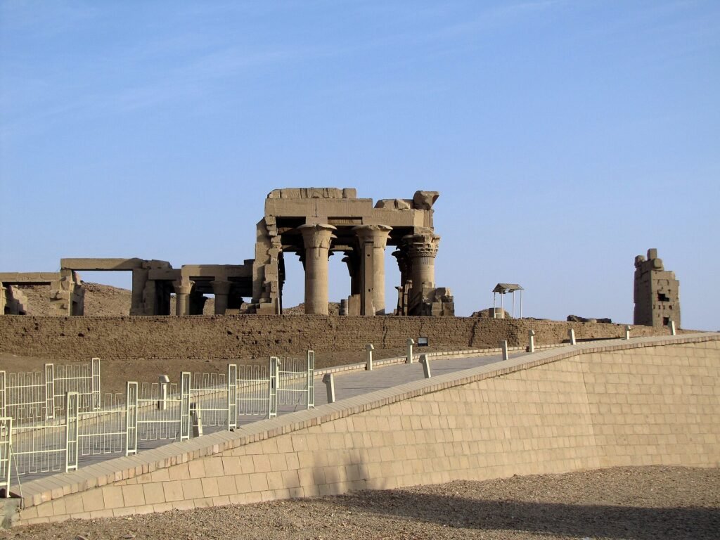 Vista panoramica del Templo de Kom Ombo, antiguo templo egipcio visitado en una excursion del crucero por el Nilo, con sus columnas y ruinas bajo un cielo azul