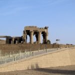 Vista panoramica del Templo de Kom Ombo, antiguo templo egipcio visitado en una excursion del crucero por el Nilo, con sus columnas y ruinas bajo un cielo azul