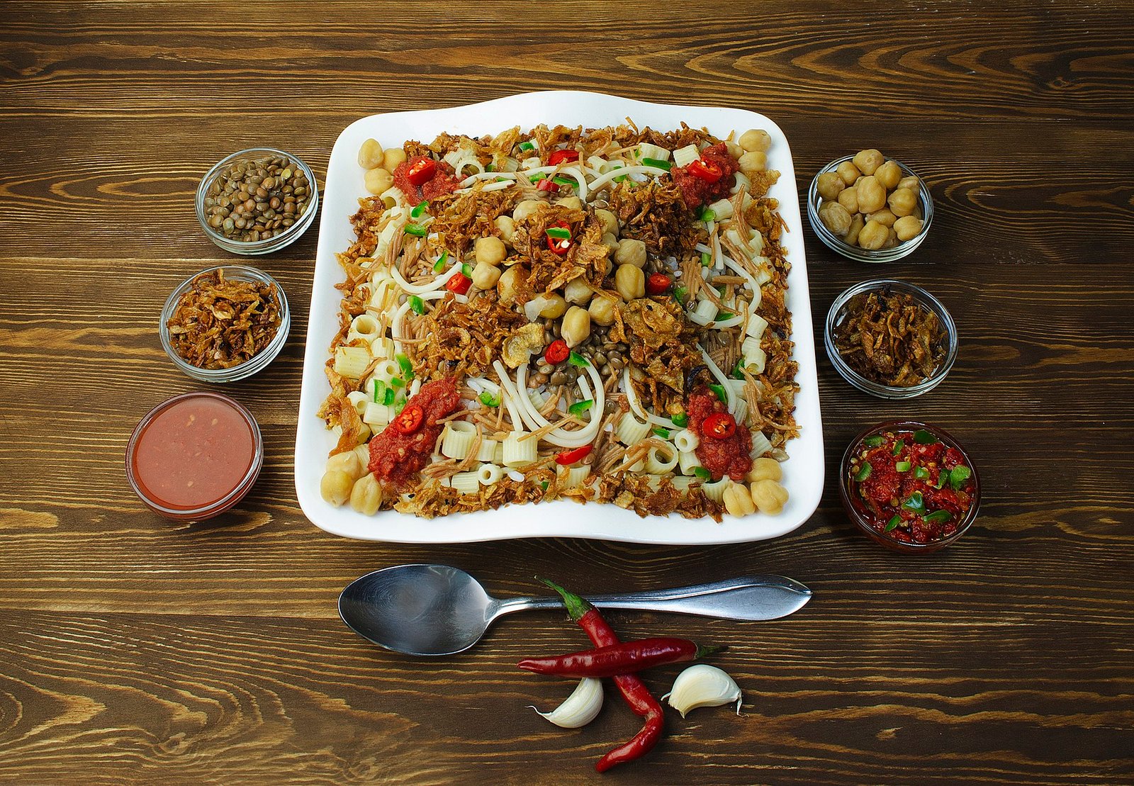 Koshari y mezze de la cocina egipcia, las comidas libres fuera del crucero en un viaje todo incluido