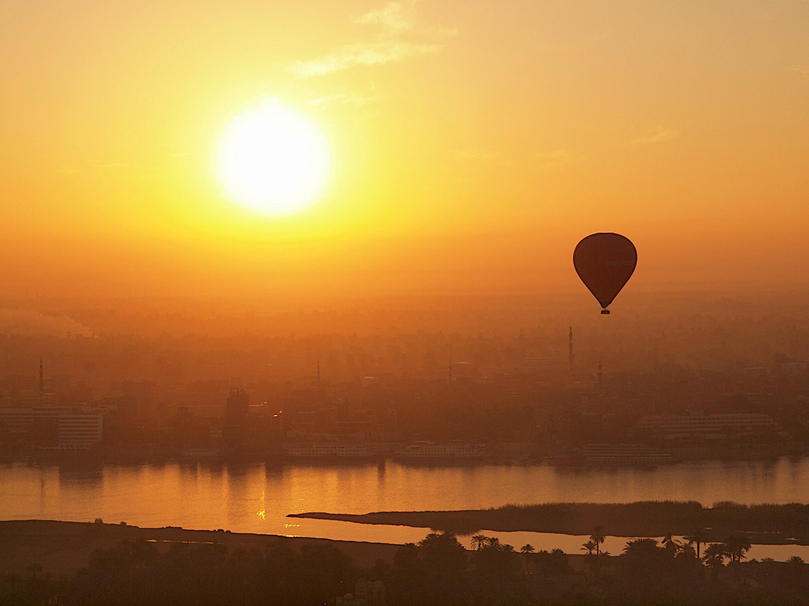 Globo aerostatico sobrevolando Luxor y el Nilo al amanecer, la excursion mas fotografiada de Egipto