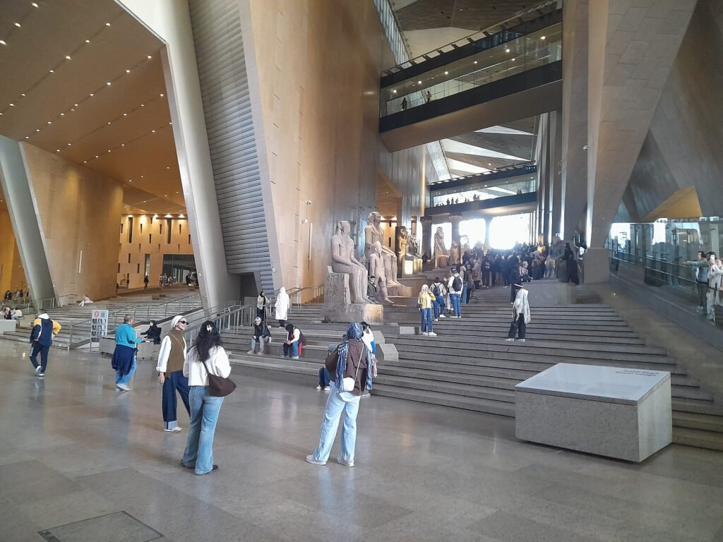 Gran vestibulo del Gran Museo Egipcio en El Cairo con estatuas colosales y arquitectura moderna, Egipto