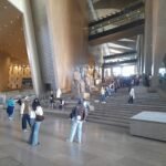 Gran vestibulo del Gran Museo Egipcio en El Cairo con estatuas colosales y arquitectura moderna, Egipto