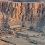 Templo de Hatshepsut en Deir el-Bahari junto a los acantilados dorados de Luxor en Egipto bajo la cálida luz del atardecer