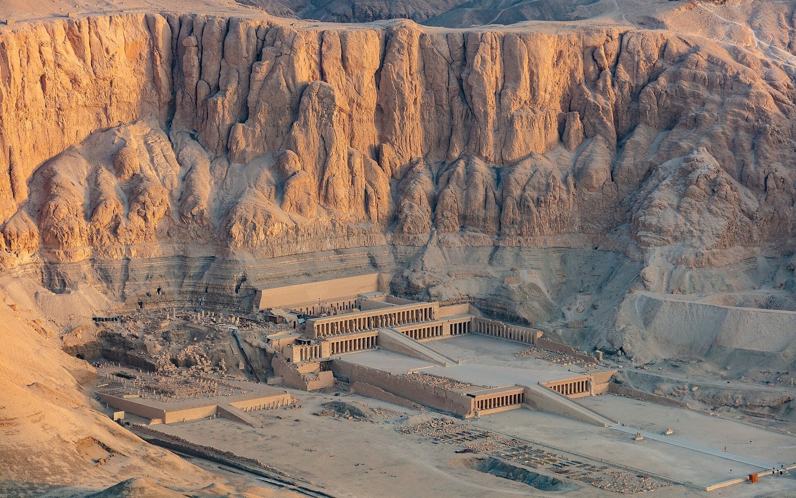 Templo de Hatshepsut en Deir el-Bahari junto a los acantilados dorados de Luxor en Egipto bajo la calida luz del atardecer