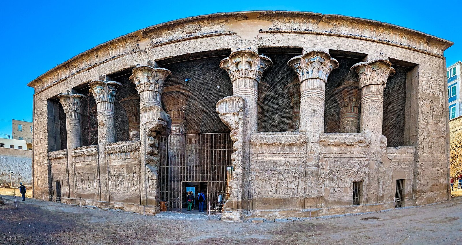 El templo de Khnum en Esna visto desde la calle, con su fachada de columnas por debajo del nivel de la ciudad