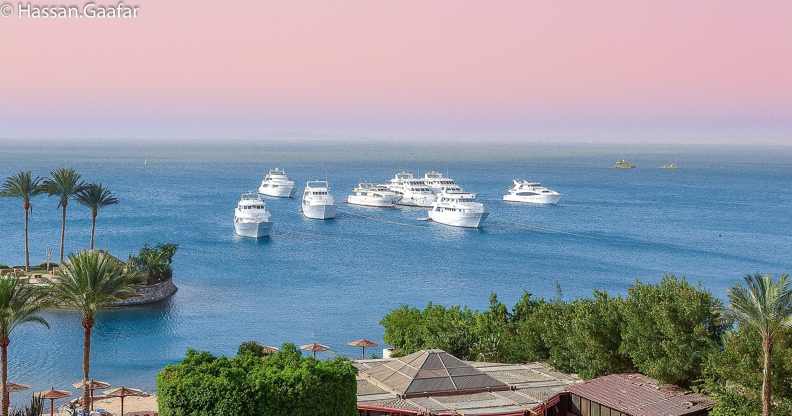 Aguas turquesa del Mar Rojo con yates al amanecer en Hurghada, base de las excursiones de playa y snorkel en Egipto