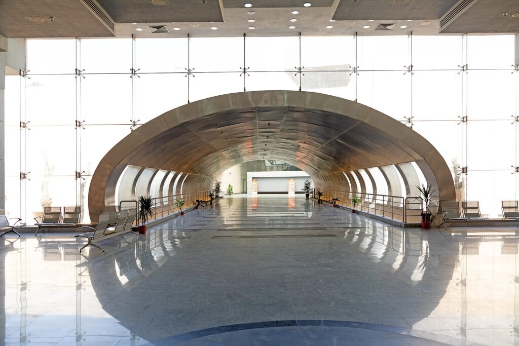 Interior arquitectonico del Museo Nacional de la Civilizacion Egipcia, con su tunel curvo metalico, gran muro de cristal y suelo pulido en El Cairo, Egipto