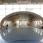 Interior arquitectonico del Museo Nacional de la Civilizacion Egipcia, con su tunel curvo metalico, gran muro de cristal y suelo pulido en El Cairo, Egipto