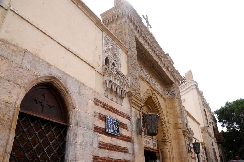 Fachada historica de piedra de una iglesia copta en el Cairo Copto con cruz en la calle Mari Girgis