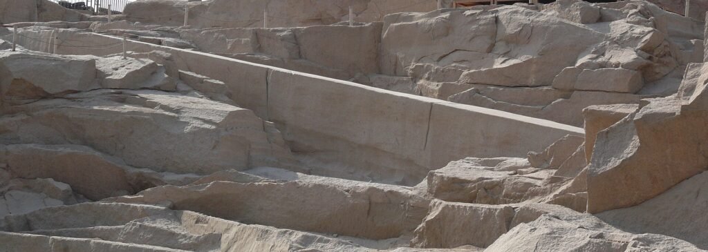 Obelisco Inacabado de Asuan en Egipto, el colosal monolito de granito aun unido a la roca madre dentro de la antigua cantera faraonica